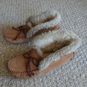 UGG Alena tan cuffed collar moc-slipper size 8